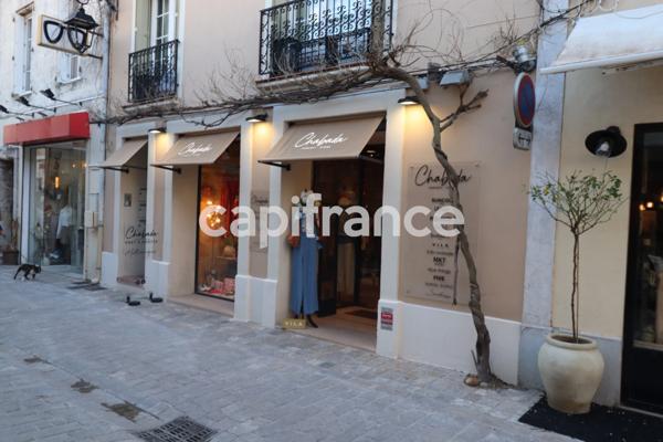 GARD (30) AIGUES-MORTES (30200) à vendre Immeuble mixte de 300 m 2 (1 grand local commercial et 3 appartements).