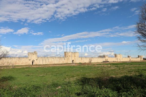 GARD (30) AIGUES-MORTES (30200) à vendre Immeuble mixte de 300 m 2 (1 grand local commercial et 3 appartements).