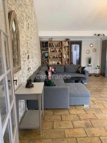 GARD (30) AIGUES-MORTES (30200) à vendre Immeuble mixte de 300 m 2 (1 grand local commercial et 3 appartements).