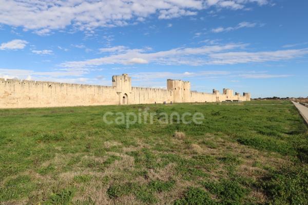 GARD (30) AIGUES-MORTES (30200) à vendre Immeuble mixte de 300 m 2 (1 grand local commercial et 3 appartements).