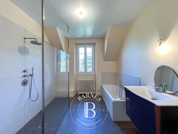 Chambéry, Maison 9 Chambres -  508 m² à vendre