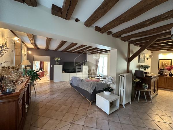 DEOLS - Au coeur du centre ville - Maison 150 m² h - 3 chambres, cour - cave.