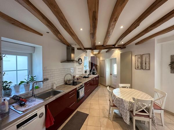 DEOLS - Au coeur du centre ville - Maison 150 m² h - 3 chambres, cour - cave.