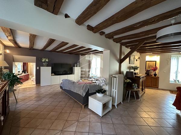 DEOLS - Au coeur du centre ville - Maison 150 m² h - 3 chambres, cour - cave.