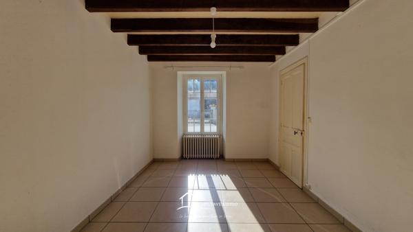 Maison de bourg spacieuse avec dépendances – Lusignan centre Lusignan (86600)