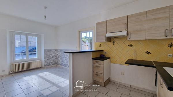 Maison de bourg spacieuse avec dépendances – Lusignan centre Lusignan (86600)