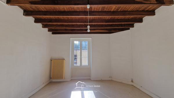 Maison de bourg spacieuse avec dépendances – Lusignan centre Lusignan (86600)