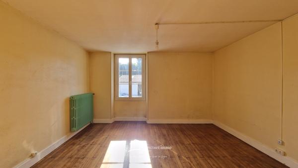 Maison de bourg spacieuse avec dépendances – Lusignan centre Lusignan (86600)