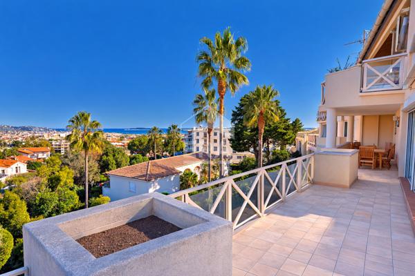 RARE. Superbe 5 pièces avec vue mer, master suite, résidence dominante. Tout à pied