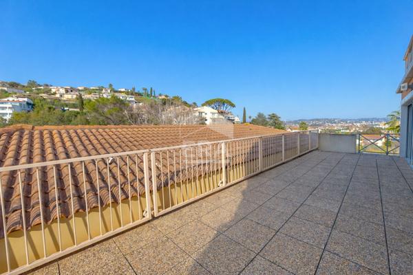 RARE. Superbe 5 pièces avec vue mer, master suite, résidence dominante. Tout à pied