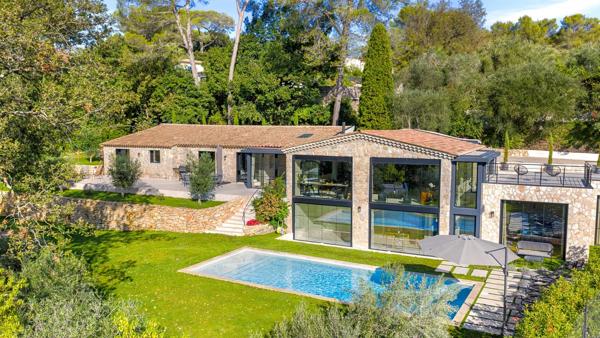 Propriété unique avec piscine et spa, dans un environnement paisible