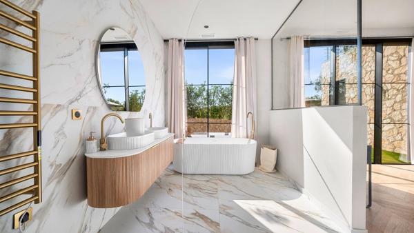 Propriété unique avec piscine et spa, dans un environnement paisible