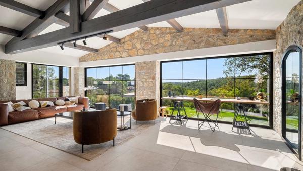 Propriété unique avec piscine et spa, dans un environnement paisible