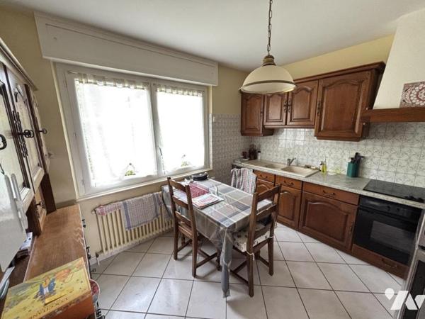 Maison 4 pièces (env. 96 m²) sur sous-sol complet, située dans un secteur résidentiel calme et prisé