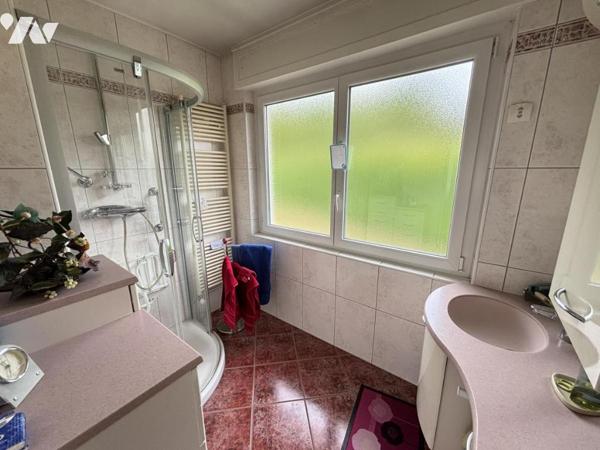 Maison 4 pièces (env. 96 m²) sur sous-sol complet, située dans un secteur résidentiel calme et prisé