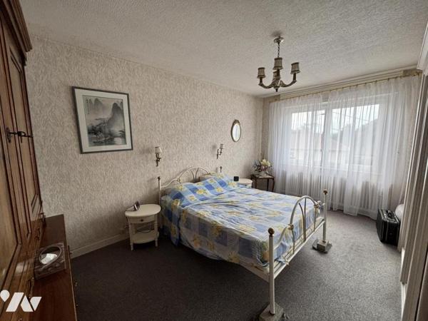 Maison 4 pièces (env. 96 m²) sur sous-sol complet, située dans un secteur résidentiel calme et prisé
