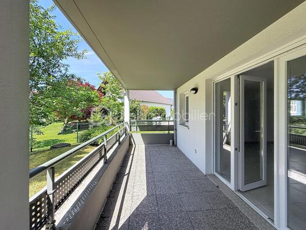 HÉGENHEIM – À deux pas de la Suisse, lumineux 4 pièces avec vaste terrasse, garage et ascenseur

À seulement quelques minutes de Bâle et des principaux axes vers la Suisse, découvrez en exclusivité cet agréable appartement de 84,97 m², situé au sein d'une résidence récente de 2012, parfaitement entretenue.

Dès l'entrée, vous serez séduit par ses volumes généreux et sa belle luminosité. La pièce de vie d'environ 30 m², ouverte sur une cuisine moderne entièrement équipée, offre un espace convivial où il fait bon recevoir famille et amis.

Le véritable atout de cet appartement se révèle à l'extérieur.

Accessible directement depuis le séjour, une spacieuse terrasse couverte, exposée Ouest, prolonge naturellement l'espace de vie. Entièrement située à l'arrière de la résidence, elle bénéficie d'une vue dégagée sur un parc arboré et d'un environnement particulièrement calme, à l'abri des nuisances de la rue. Un véritable espace de détente pour profiter des beaux jours en toute sérénité.

L'espace nuit se compose de trois chambres, d'une salle de bains avec baignoire et fenêtre ainsi que d'un WC indépendant.

Pensé pour offrir un confort de vie au quotidien, l'appartement est accessible aux personnes à mobilité réduite. L'ascenseur dessert également le sous-sol où se trouve le garage fermé, tandis qu'un cellier/cave situé au même niveau que l'appartement apporte un espace de rangement particulièrement pratique.

Les prestations

• Résidence récente (2012)

• 84,97 m² Carrez

• Grande pièce de vie d'environ 30 m²

• Cuisine ouverte entièrement équipée

• 3 chambres

• Terrasse couverte exposée Ouest avec vue sur un parc arboré

• Garage fermé en sous-sol

• Cellier / cave

• Ascenseur

• Accessible PMR

• Fenêtres PVC double vitrage

• Volets roulants électriques

• Porte d'entrée sécurisée

• Interphone

• DPE : C

Un emplacement particulièrement recherché

Hégenheim est une commune très prisée des frontaliers grâce à sa proximité immédiate avec Bâle, les zones d'activités suisses, l'aéroport international et les principaux axes de circulation. Vous profiterez d'un environnement résidentiel agréable tout en restant proche des commerces, des écoles et des services du quotidien.

Un appartement aux prestations actuelles, offrant espace, confort et qualité de vie, idéal pour une famille ou des actifs travaillant en Suisse.