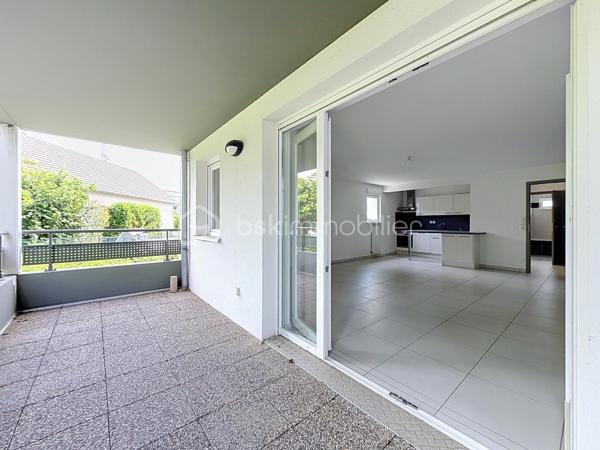 HÉGENHEIM – À deux pas de la Suisse, lumineux 4 pièces avec vaste terrasse, garage et ascenseur

À seulement quelques minutes de Bâle et des principaux axes vers la Suisse, découvrez en exclusivité cet agréable appartement de 84,97 m², situé au sein d'une résidence récente de 2012, parfaitement entretenue.

Dès l'entrée, vous serez séduit par ses volumes généreux et sa belle luminosité. La pièce de vie d'environ 30 m², ouverte sur une cuisine moderne entièrement équipée, offre un espace convivial où il fait bon recevoir famille et amis.

Le véritable atout de cet appartement se révèle à l'extérieur.

Accessible directement depuis le séjour, une spacieuse terrasse couverte, exposée Ouest, prolonge naturellement l'espace de vie. Entièrement située à l'arrière de la résidence, elle bénéficie d'une vue dégagée sur un parc arboré et d'un environnement particulièrement calme, à l'abri des nuisances de la rue. Un véritable espace de détente pour profiter des beaux jours en toute sérénité.

L'espace nuit se compose de trois chambres, d'une salle de bains avec baignoire et fenêtre ainsi que d'un WC indépendant.

Pensé pour offrir un confort de vie au quotidien, l'appartement est accessible aux personnes à mobilité réduite. L'ascenseur dessert également le sous-sol où se trouve le garage fermé, tandis qu'un cellier/cave situé au même niveau que l'appartement apporte un espace de rangement particulièrement pratique.

Les prestations

• Résidence récente (2012)

• 84,97 m² Carrez

• Grande pièce de vie d'environ 30 m²

• Cuisine ouverte entièrement équipée

• 3 chambres

• Terrasse couverte exposée Ouest avec vue sur un parc arboré

• Garage fermé en sous-sol

• Cellier / cave

• Ascenseur

• Accessible PMR

• Fenêtres PVC double vitrage

• Volets roulants électriques

• Porte d'entrée sécurisée

• Interphone

• DPE : C

Un emplacement particulièrement recherché

Hégenheim est une commune très prisée des frontaliers grâce à sa proximité immédiate avec Bâle, les zones d'activités suisses, l'aéroport international et les principaux axes de circulation. Vous profiterez d'un environnement résidentiel agréable tout en restant proche des commerces, des écoles et des services du quotidien.

Un appartement aux prestations actuelles, offrant espace, confort et qualité de vie, idéal pour une famille ou des actifs travaillant en Suisse.
