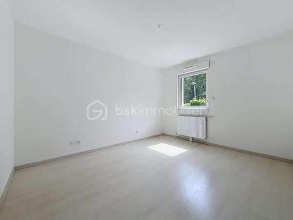 HÉGENHEIM – À deux pas de la Suisse, lumineux 4 pièces avec vaste terrasse, garage et ascenseur

À seulement quelques minutes de Bâle et des principaux axes vers la Suisse, découvrez en exclusivité cet agréable appartement de 84,97 m², situé au sein d'une résidence récente de 2012, parfaitement entretenue.

Dès l'entrée, vous serez séduit par ses volumes généreux et sa belle luminosité. La pièce de vie d'environ 30 m², ouverte sur une cuisine moderne entièrement équipée, offre un espace convivial où il fait bon recevoir famille et amis.

Le véritable atout de cet appartement se révèle à l'extérieur.

Accessible directement depuis le séjour, une spacieuse terrasse couverte, exposée Ouest, prolonge naturellement l'espace de vie. Entièrement située à l'arrière de la résidence, elle bénéficie d'une vue dégagée sur un parc arboré et d'un environnement particulièrement calme, à l'abri des nuisances de la rue. Un véritable espace de détente pour profiter des beaux jours en toute sérénité.

L'espace nuit se compose de trois chambres, d'une salle de bains avec baignoire et fenêtre ainsi que d'un WC indépendant.

Pensé pour offrir un confort de vie au quotidien, l'appartement est accessible aux personnes à mobilité réduite. L'ascenseur dessert également le sous-sol où se trouve le garage fermé, tandis qu'un cellier/cave situé au même niveau que l'appartement apporte un espace de rangement particulièrement pratique.

Les prestations

• Résidence récente (2012)

• 84,97 m² Carrez

• Grande pièce de vie d'environ 30 m²

• Cuisine ouverte entièrement équipée

• 3 chambres

• Terrasse couverte exposée Ouest avec vue sur un parc arboré

• Garage fermé en sous-sol

• Cellier / cave

• Ascenseur

• Accessible PMR

• Fenêtres PVC double vitrage

• Volets roulants électriques

• Porte d'entrée sécurisée

• Interphone

• DPE : C

Un emplacement particulièrement recherché

Hégenheim est une commune très prisée des frontaliers grâce à sa proximité immédiate avec Bâle, les zones d'activités suisses, l'aéroport international et les principaux axes de circulation. Vous profiterez d'un environnement résidentiel agréable tout en restant proche des commerces, des écoles et des services du quotidien.

Un appartement aux prestations actuelles, offrant espace, confort et qualité de vie, idéal pour une famille ou des actifs travaillant en Suisse.