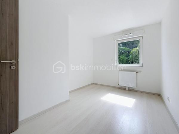 HÉGENHEIM – À deux pas de la Suisse, lumineux 4 pièces avec vaste terrasse, garage et ascenseur

À seulement quelques minutes de Bâle et des principaux axes vers la Suisse, découvrez en exclusivité cet agréable appartement de 84,97 m², situé au sein d'une résidence récente de 2012, parfaitement entretenue.

Dès l'entrée, vous serez séduit par ses volumes généreux et sa belle luminosité. La pièce de vie d'environ 30 m², ouverte sur une cuisine moderne entièrement équipée, offre un espace convivial où il fait bon recevoir famille et amis.

Le véritable atout de cet appartement se révèle à l'extérieur.

Accessible directement depuis le séjour, une spacieuse terrasse couverte, exposée Ouest, prolonge naturellement l'espace de vie. Entièrement située à l'arrière de la résidence, elle bénéficie d'une vue dégagée sur un parc arboré et d'un environnement particulièrement calme, à l'abri des nuisances de la rue. Un véritable espace de détente pour profiter des beaux jours en toute sérénité.

L'espace nuit se compose de trois chambres, d'une salle de bains avec baignoire et fenêtre ainsi que d'un WC indépendant.

Pensé pour offrir un confort de vie au quotidien, l'appartement est accessible aux personnes à mobilité réduite. L'ascenseur dessert également le sous-sol où se trouve le garage fermé, tandis qu'un cellier/cave situé au même niveau que l'appartement apporte un espace de rangement particulièrement pratique.

Les prestations

• Résidence récente (2012)

• 84,97 m² Carrez

• Grande pièce de vie d'environ 30 m²

• Cuisine ouverte entièrement équipée

• 3 chambres

• Terrasse couverte exposée Ouest avec vue sur un parc arboré

• Garage fermé en sous-sol

• Cellier / cave

• Ascenseur

• Accessible PMR

• Fenêtres PVC double vitrage

• Volets roulants électriques

• Porte d'entrée sécurisée

• Interphone

• DPE : C

Un emplacement particulièrement recherché

Hégenheim est une commune très prisée des frontaliers grâce à sa proximité immédiate avec Bâle, les zones d'activités suisses, l'aéroport international et les principaux axes de circulation. Vous profiterez d'un environnement résidentiel agréable tout en restant proche des commerces, des écoles et des services du quotidien.

Un appartement aux prestations actuelles, offrant espace, confort et qualité de vie, idéal pour une famille ou des actifs travaillant en Suisse.