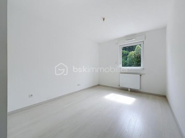 HÉGENHEIM – À deux pas de la Suisse, lumineux 4 pièces avec vaste terrasse, garage et ascenseur

À seulement quelques minutes de Bâle et des principaux axes vers la Suisse, découvrez en exclusivité cet agréable appartement de 84,97 m², situé au sein d'une résidence récente de 2012, parfaitement entretenue.

Dès l'entrée, vous serez séduit par ses volumes généreux et sa belle luminosité. La pièce de vie d'environ 30 m², ouverte sur une cuisine moderne entièrement équipée, offre un espace convivial où il fait bon recevoir famille et amis.

Le véritable atout de cet appartement se révèle à l'extérieur.

Accessible directement depuis le séjour, une spacieuse terrasse couverte, exposée Ouest, prolonge naturellement l'espace de vie. Entièrement située à l'arrière de la résidence, elle bénéficie d'une vue dégagée sur un parc arboré et d'un environnement particulièrement calme, à l'abri des nuisances de la rue. Un véritable espace de détente pour profiter des beaux jours en toute sérénité.

L'espace nuit se compose de trois chambres, d'une salle de bains avec baignoire et fenêtre ainsi que d'un WC indépendant.

Pensé pour offrir un confort de vie au quotidien, l'appartement est accessible aux personnes à mobilité réduite. L'ascenseur dessert également le sous-sol où se trouve le garage fermé, tandis qu'un cellier/cave situé au même niveau que l'appartement apporte un espace de rangement particulièrement pratique.

Les prestations

• Résidence récente (2012)

• 84,97 m² Carrez

• Grande pièce de vie d'environ 30 m²

• Cuisine ouverte entièrement équipée

• 3 chambres

• Terrasse couverte exposée Ouest avec vue sur un parc arboré

• Garage fermé en sous-sol

• Cellier / cave

• Ascenseur

• Accessible PMR

• Fenêtres PVC double vitrage

• Volets roulants électriques

• Porte d'entrée sécurisée

• Interphone

• DPE : C

Un emplacement particulièrement recherché

Hégenheim est une commune très prisée des frontaliers grâce à sa proximité immédiate avec Bâle, les zones d'activités suisses, l'aéroport international et les principaux axes de circulation. Vous profiterez d'un environnement résidentiel agréable tout en restant proche des commerces, des écoles et des services du quotidien.

Un appartement aux prestations actuelles, offrant espace, confort et qualité de vie, idéal pour une famille ou des actifs travaillant en Suisse.