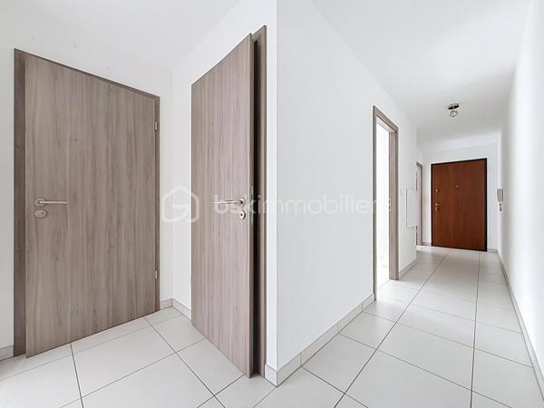 HÉGENHEIM – À deux pas de la Suisse, lumineux 4 pièces avec vaste terrasse, garage et ascenseur

À seulement quelques minutes de Bâle et des principaux axes vers la Suisse, découvrez en exclusivité cet agréable appartement de 84,97 m², situé au sein d'une résidence récente de 2012, parfaitement entretenue.

Dès l'entrée, vous serez séduit par ses volumes généreux et sa belle luminosité. La pièce de vie d'environ 30 m², ouverte sur une cuisine moderne entièrement équipée, offre un espace convivial où il fait bon recevoir famille et amis.

Le véritable atout de cet appartement se révèle à l'extérieur.

Accessible directement depuis le séjour, une spacieuse terrasse couverte, exposée Ouest, prolonge naturellement l'espace de vie. Entièrement située à l'arrière de la résidence, elle bénéficie d'une vue dégagée sur un parc arboré et d'un environnement particulièrement calme, à l'abri des nuisances de la rue. Un véritable espace de détente pour profiter des beaux jours en toute sérénité.

L'espace nuit se compose de trois chambres, d'une salle de bains avec baignoire et fenêtre ainsi que d'un WC indépendant.

Pensé pour offrir un confort de vie au quotidien, l'appartement est accessible aux personnes à mobilité réduite. L'ascenseur dessert également le sous-sol où se trouve le garage fermé, tandis qu'un cellier/cave situé au même niveau que l'appartement apporte un espace de rangement particulièrement pratique.

Les prestations

• Résidence récente (2012)

• 84,97 m² Carrez

• Grande pièce de vie d'environ 30 m²

• Cuisine ouverte entièrement équipée

• 3 chambres

• Terrasse couverte exposée Ouest avec vue sur un parc arboré

• Garage fermé en sous-sol

• Cellier / cave

• Ascenseur

• Accessible PMR

• Fenêtres PVC double vitrage

• Volets roulants électriques

• Porte d'entrée sécurisée

• Interphone

• DPE : C

Un emplacement particulièrement recherché

Hégenheim est une commune très prisée des frontaliers grâce à sa proximité immédiate avec Bâle, les zones d'activités suisses, l'aéroport international et les principaux axes de circulation. Vous profiterez d'un environnement résidentiel agréable tout en restant proche des commerces, des écoles et des services du quotidien.

Un appartement aux prestations actuelles, offrant espace, confort et qualité de vie, idéal pour une famille ou des actifs travaillant en Suisse.