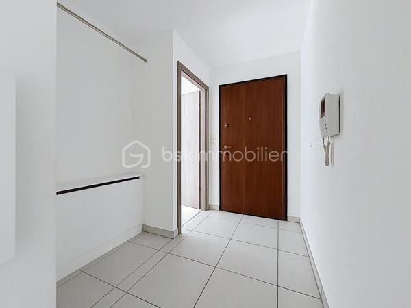 HÉGENHEIM – À deux pas de la Suisse, lumineux 4 pièces avec vaste terrasse, garage et ascenseur

À seulement quelques minutes de Bâle et des principaux axes vers la Suisse, découvrez en exclusivité cet agréable appartement de 84,97 m², situé au sein d'une résidence récente de 2012, parfaitement entretenue.

Dès l'entrée, vous serez séduit par ses volumes généreux et sa belle luminosité. La pièce de vie d'environ 30 m², ouverte sur une cuisine moderne entièrement équipée, offre un espace convivial où il fait bon recevoir famille et amis.

Le véritable atout de cet appartement se révèle à l'extérieur.

Accessible directement depuis le séjour, une spacieuse terrasse couverte, exposée Ouest, prolonge naturellement l'espace de vie. Entièrement située à l'arrière de la résidence, elle bénéficie d'une vue dégagée sur un parc arboré et d'un environnement particulièrement calme, à l'abri des nuisances de la rue. Un véritable espace de détente pour profiter des beaux jours en toute sérénité.

L'espace nuit se compose de trois chambres, d'une salle de bains avec baignoire et fenêtre ainsi que d'un WC indépendant.

Pensé pour offrir un confort de vie au quotidien, l'appartement est accessible aux personnes à mobilité réduite. L'ascenseur dessert également le sous-sol où se trouve le garage fermé, tandis qu'un cellier/cave situé au même niveau que l'appartement apporte un espace de rangement particulièrement pratique.

Les prestations

• Résidence récente (2012)

• 84,97 m² Carrez

• Grande pièce de vie d'environ 30 m²

• Cuisine ouverte entièrement équipée

• 3 chambres

• Terrasse couverte exposée Ouest avec vue sur un parc arboré

• Garage fermé en sous-sol

• Cellier / cave

• Ascenseur

• Accessible PMR

• Fenêtres PVC double vitrage

• Volets roulants électriques

• Porte d'entrée sécurisée

• Interphone

• DPE : C

Un emplacement particulièrement recherché

Hégenheim est une commune très prisée des frontaliers grâce à sa proximité immédiate avec Bâle, les zones d'activités suisses, l'aéroport international et les principaux axes de circulation. Vous profiterez d'un environnement résidentiel agréable tout en restant proche des commerces, des écoles et des services du quotidien.

Un appartement aux prestations actuelles, offrant espace, confort et qualité de vie, idéal pour une famille ou des actifs travaillant en Suisse.
