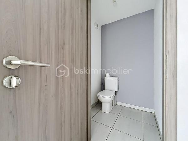 HÉGENHEIM – À deux pas de la Suisse, lumineux 4 pièces avec vaste terrasse, garage et ascenseur

À seulement quelques minutes de Bâle et des principaux axes vers la Suisse, découvrez en exclusivité cet agréable appartement de 84,97 m², situé au sein d'une résidence récente de 2012, parfaitement entretenue.

Dès l'entrée, vous serez séduit par ses volumes généreux et sa belle luminosité. La pièce de vie d'environ 30 m², ouverte sur une cuisine moderne entièrement équipée, offre un espace convivial où il fait bon recevoir famille et amis.

Le véritable atout de cet appartement se révèle à l'extérieur.

Accessible directement depuis le séjour, une spacieuse terrasse couverte, exposée Ouest, prolonge naturellement l'espace de vie. Entièrement située à l'arrière de la résidence, elle bénéficie d'une vue dégagée sur un parc arboré et d'un environnement particulièrement calme, à l'abri des nuisances de la rue. Un véritable espace de détente pour profiter des beaux jours en toute sérénité.

L'espace nuit se compose de trois chambres, d'une salle de bains avec baignoire et fenêtre ainsi que d'un WC indépendant.

Pensé pour offrir un confort de vie au quotidien, l'appartement est accessible aux personnes à mobilité réduite. L'ascenseur dessert également le sous-sol où se trouve le garage fermé, tandis qu'un cellier/cave situé au même niveau que l'appartement apporte un espace de rangement particulièrement pratique.

Les prestations

• Résidence récente (2012)

• 84,97 m² Carrez

• Grande pièce de vie d'environ 30 m²

• Cuisine ouverte entièrement équipée

• 3 chambres

• Terrasse couverte exposée Ouest avec vue sur un parc arboré

• Garage fermé en sous-sol

• Cellier / cave

• Ascenseur

• Accessible PMR

• Fenêtres PVC double vitrage

• Volets roulants électriques

• Porte d'entrée sécurisée

• Interphone

• DPE : C

Un emplacement particulièrement recherché

Hégenheim est une commune très prisée des frontaliers grâce à sa proximité immédiate avec Bâle, les zones d'activités suisses, l'aéroport international et les principaux axes de circulation. Vous profiterez d'un environnement résidentiel agréable tout en restant proche des commerces, des écoles et des services du quotidien.

Un appartement aux prestations actuelles, offrant espace, confort et qualité de vie, idéal pour une famille ou des actifs travaillant en Suisse.
