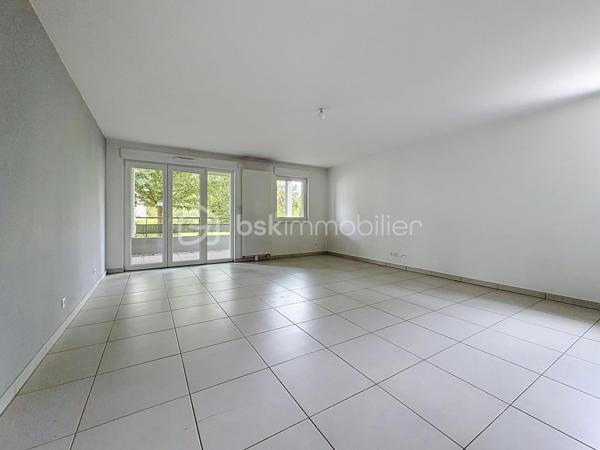 HÉGENHEIM – À deux pas de la Suisse, lumineux 4 pièces avec vaste terrasse, garage et ascenseur

À seulement quelques minutes de Bâle et des principaux axes vers la Suisse, découvrez en exclusivité cet agréable appartement de 84,97 m², situé au sein d'une résidence récente de 2012, parfaitement entretenue.

Dès l'entrée, vous serez séduit par ses volumes généreux et sa belle luminosité. La pièce de vie d'environ 30 m², ouverte sur une cuisine moderne entièrement équipée, offre un espace convivial où il fait bon recevoir famille et amis.

Le véritable atout de cet appartement se révèle à l'extérieur.

Accessible directement depuis le séjour, une spacieuse terrasse couverte, exposée Ouest, prolonge naturellement l'espace de vie. Entièrement située à l'arrière de la résidence, elle bénéficie d'une vue dégagée sur un parc arboré et d'un environnement particulièrement calme, à l'abri des nuisances de la rue. Un véritable espace de détente pour profiter des beaux jours en toute sérénité.

L'espace nuit se compose de trois chambres, d'une salle de bains avec baignoire et fenêtre ainsi que d'un WC indépendant.

Pensé pour offrir un confort de vie au quotidien, l'appartement est accessible aux personnes à mobilité réduite. L'ascenseur dessert également le sous-sol où se trouve le garage fermé, tandis qu'un cellier/cave situé au même niveau que l'appartement apporte un espace de rangement particulièrement pratique.

Les prestations

• Résidence récente (2012)

• 84,97 m² Carrez

• Grande pièce de vie d'environ 30 m²

• Cuisine ouverte entièrement équipée

• 3 chambres

• Terrasse couverte exposée Ouest avec vue sur un parc arboré

• Garage fermé en sous-sol

• Cellier / cave

• Ascenseur

• Accessible PMR

• Fenêtres PVC double vitrage

• Volets roulants électriques

• Porte d'entrée sécurisée

• Interphone

• DPE : C

Un emplacement particulièrement recherché

Hégenheim est une commune très prisée des frontaliers grâce à sa proximité immédiate avec Bâle, les zones d'activités suisses, l'aéroport international et les principaux axes de circulation. Vous profiterez d'un environnement résidentiel agréable tout en restant proche des commerces, des écoles et des services du quotidien.

Un appartement aux prestations actuelles, offrant espace, confort et qualité de vie, idéal pour une famille ou des actifs travaillant en Suisse.