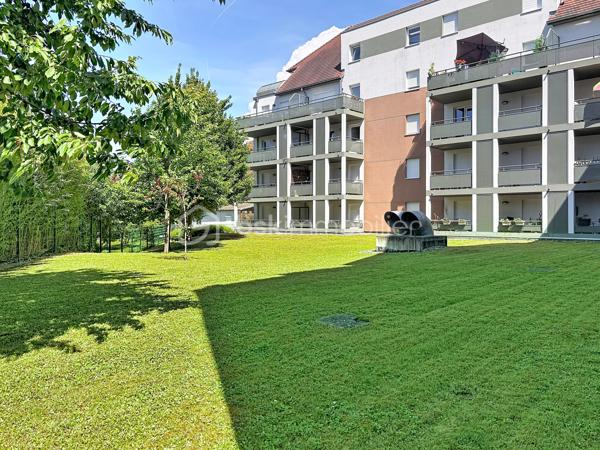 HÉGENHEIM – À deux pas de la Suisse, lumineux 4 pièces avec vaste terrasse, garage et ascenseur

À seulement quelques minutes de Bâle et des principaux axes vers la Suisse, découvrez en exclusivité cet agréable appartement de 84,97 m², situé au sein d'une résidence récente de 2012, parfaitement entretenue.

Dès l'entrée, vous serez séduit par ses volumes généreux et sa belle luminosité. La pièce de vie d'environ 30 m², ouverte sur une cuisine moderne entièrement équipée, offre un espace convivial où il fait bon recevoir famille et amis.

Le véritable atout de cet appartement se révèle à l'extérieur.

Accessible directement depuis le séjour, une spacieuse terrasse couverte, exposée Ouest, prolonge naturellement l'espace de vie. Entièrement située à l'arrière de la résidence, elle bénéficie d'une vue dégagée sur un parc arboré et d'un environnement particulièrement calme, à l'abri des nuisances de la rue. Un véritable espace de détente pour profiter des beaux jours en toute sérénité.

L'espace nuit se compose de trois chambres, d'une salle de bains avec baignoire et fenêtre ainsi que d'un WC indépendant.

Pensé pour offrir un confort de vie au quotidien, l'appartement est accessible aux personnes à mobilité réduite. L'ascenseur dessert également le sous-sol où se trouve le garage fermé, tandis qu'un cellier/cave situé au même niveau que l'appartement apporte un espace de rangement particulièrement pratique.

Les prestations

• Résidence récente (2012)

• 84,97 m² Carrez

• Grande pièce de vie d'environ 30 m²

• Cuisine ouverte entièrement équipée

• 3 chambres

• Terrasse couverte exposée Ouest avec vue sur un parc arboré

• Garage fermé en sous-sol

• Cellier / cave

• Ascenseur

• Accessible PMR

• Fenêtres PVC double vitrage

• Volets roulants électriques

• Porte d'entrée sécurisée

• Interphone

• DPE : C

Un emplacement particulièrement recherché

Hégenheim est une commune très prisée des frontaliers grâce à sa proximité immédiate avec Bâle, les zones d'activités suisses, l'aéroport international et les principaux axes de circulation. Vous profiterez d'un environnement résidentiel agréable tout en restant proche des commerces, des écoles et des services du quotidien.

Un appartement aux prestations actuelles, offrant espace, confort et qualité de vie, idéal pour une famille ou des actifs travaillant en Suisse.
