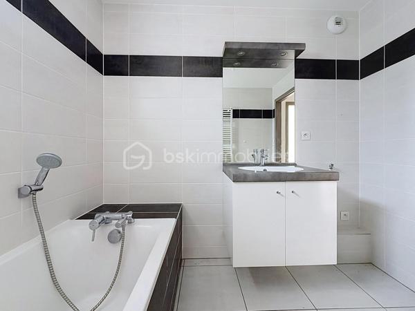 HÉGENHEIM – À deux pas de la Suisse, lumineux 4 pièces avec vaste terrasse, garage et ascenseur

À seulement quelques minutes de Bâle et des principaux axes vers la Suisse, découvrez en exclusivité cet agréable appartement de 84,97 m², situé au sein d'une résidence récente de 2012, parfaitement entretenue.

Dès l'entrée, vous serez séduit par ses volumes généreux et sa belle luminosité. La pièce de vie d'environ 30 m², ouverte sur une cuisine moderne entièrement équipée, offre un espace convivial où il fait bon recevoir famille et amis.

Le véritable atout de cet appartement se révèle à l'extérieur.

Accessible directement depuis le séjour, une spacieuse terrasse couverte, exposée Ouest, prolonge naturellement l'espace de vie. Entièrement située à l'arrière de la résidence, elle bénéficie d'une vue dégagée sur un parc arboré et d'un environnement particulièrement calme, à l'abri des nuisances de la rue. Un véritable espace de détente pour profiter des beaux jours en toute sérénité.

L'espace nuit se compose de trois chambres, d'une salle de bains avec baignoire et fenêtre ainsi que d'un WC indépendant.

Pensé pour offrir un confort de vie au quotidien, l'appartement est accessible aux personnes à mobilité réduite. L'ascenseur dessert également le sous-sol où se trouve le garage fermé, tandis qu'un cellier/cave situé au même niveau que l'appartement apporte un espace de rangement particulièrement pratique.

Les prestations

• Résidence récente (2012)

• 84,97 m² Carrez

• Grande pièce de vie d'environ 30 m²

• Cuisine ouverte entièrement équipée

• 3 chambres

• Terrasse couverte exposée Ouest avec vue sur un parc arboré

• Garage fermé en sous-sol

• Cellier / cave

• Ascenseur

• Accessible PMR

• Fenêtres PVC double vitrage

• Volets roulants électriques

• Porte d'entrée sécurisée

• Interphone

• DPE : C

Un emplacement particulièrement recherché

Hégenheim est une commune très prisée des frontaliers grâce à sa proximité immédiate avec Bâle, les zones d'activités suisses, l'aéroport international et les principaux axes de circulation. Vous profiterez d'un environnement résidentiel agréable tout en restant proche des commerces, des écoles et des services du quotidien.

Un appartement aux prestations actuelles, offrant espace, confort et qualité de vie, idéal pour une famille ou des actifs travaillant en Suisse.