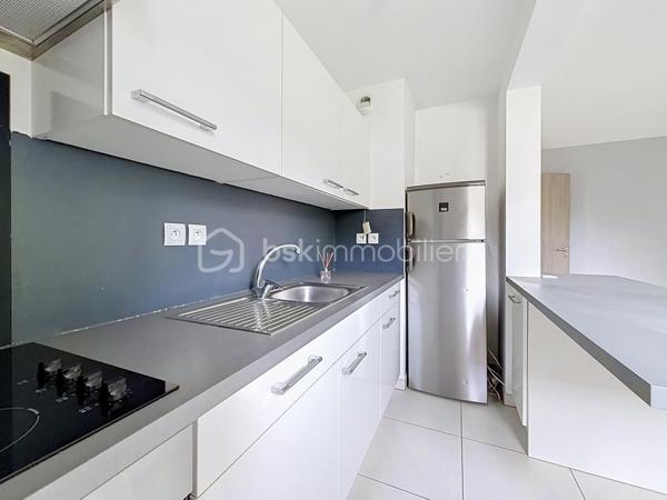 HÉGENHEIM – À deux pas de la Suisse, lumineux 4 pièces avec vaste terrasse, garage et ascenseur

À seulement quelques minutes de Bâle et des principaux axes vers la Suisse, découvrez en exclusivité cet agréable appartement de 84,97 m², situé au sein d'une résidence récente de 2012, parfaitement entretenue.

Dès l'entrée, vous serez séduit par ses volumes généreux et sa belle luminosité. La pièce de vie d'environ 30 m², ouverte sur une cuisine moderne entièrement équipée, offre un espace convivial où il fait bon recevoir famille et amis.

Le véritable atout de cet appartement se révèle à l'extérieur.

Accessible directement depuis le séjour, une spacieuse terrasse couverte, exposée Ouest, prolonge naturellement l'espace de vie. Entièrement située à l'arrière de la résidence, elle bénéficie d'une vue dégagée sur un parc arboré et d'un environnement particulièrement calme, à l'abri des nuisances de la rue. Un véritable espace de détente pour profiter des beaux jours en toute sérénité.

L'espace nuit se compose de trois chambres, d'une salle de bains avec baignoire et fenêtre ainsi que d'un WC indépendant.

Pensé pour offrir un confort de vie au quotidien, l'appartement est accessible aux personnes à mobilité réduite. L'ascenseur dessert également le sous-sol où se trouve le garage fermé, tandis qu'un cellier/cave situé au même niveau que l'appartement apporte un espace de rangement particulièrement pratique.

Les prestations

• Résidence récente (2012)

• 84,97 m² Carrez

• Grande pièce de vie d'environ 30 m²

• Cuisine ouverte entièrement équipée

• 3 chambres

• Terrasse couverte exposée Ouest avec vue sur un parc arboré

• Garage fermé en sous-sol

• Cellier / cave

• Ascenseur

• Accessible PMR

• Fenêtres PVC double vitrage

• Volets roulants électriques

• Porte d'entrée sécurisée

• Interphone

• DPE : C

Un emplacement particulièrement recherché

Hégenheim est une commune très prisée des frontaliers grâce à sa proximité immédiate avec Bâle, les zones d'activités suisses, l'aéroport international et les principaux axes de circulation. Vous profiterez d'un environnement résidentiel agréable tout en restant proche des commerces, des écoles et des services du quotidien.

Un appartement aux prestations actuelles, offrant espace, confort et qualité de vie, idéal pour une famille ou des actifs travaillant en Suisse.