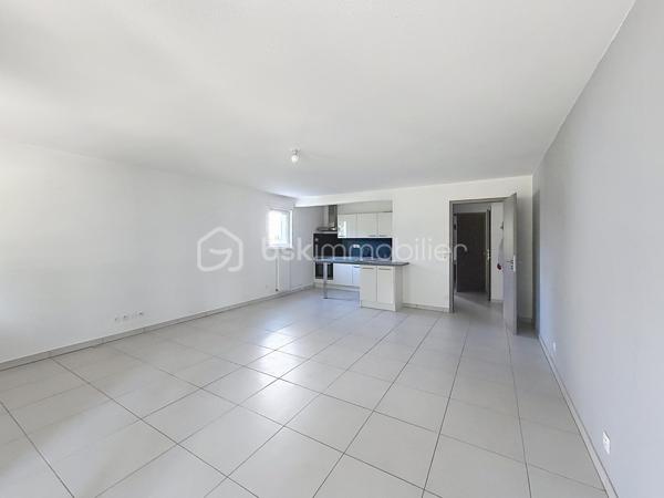 HÉGENHEIM – À deux pas de la Suisse, lumineux 4 pièces avec vaste terrasse, garage et ascenseur

À seulement quelques minutes de Bâle et des principaux axes vers la Suisse, découvrez en exclusivité cet agréable appartement de 84,97 m², situé au sein d'une résidence récente de 2012, parfaitement entretenue.

Dès l'entrée, vous serez séduit par ses volumes généreux et sa belle luminosité. La pièce de vie d'environ 30 m², ouverte sur une cuisine moderne entièrement équipée, offre un espace convivial où il fait bon recevoir famille et amis.

Le véritable atout de cet appartement se révèle à l'extérieur.

Accessible directement depuis le séjour, une spacieuse terrasse couverte, exposée Ouest, prolonge naturellement l'espace de vie. Entièrement située à l'arrière de la résidence, elle bénéficie d'une vue dégagée sur un parc arboré et d'un environnement particulièrement calme, à l'abri des nuisances de la rue. Un véritable espace de détente pour profiter des beaux jours en toute sérénité.

L'espace nuit se compose de trois chambres, d'une salle de bains avec baignoire et fenêtre ainsi que d'un WC indépendant.

Pensé pour offrir un confort de vie au quotidien, l'appartement est accessible aux personnes à mobilité réduite. L'ascenseur dessert également le sous-sol où se trouve le garage fermé, tandis qu'un cellier/cave situé au même niveau que l'appartement apporte un espace de rangement particulièrement pratique.

Les prestations

• Résidence récente (2012)

• 84,97 m² Carrez

• Grande pièce de vie d'environ 30 m²

• Cuisine ouverte entièrement équipée

• 3 chambres

• Terrasse couverte exposée Ouest avec vue sur un parc arboré

• Garage fermé en sous-sol

• Cellier / cave

• Ascenseur

• Accessible PMR

• Fenêtres PVC double vitrage

• Volets roulants électriques

• Porte d'entrée sécurisée

• Interphone

• DPE : C

Un emplacement particulièrement recherché

Hégenheim est une commune très prisée des frontaliers grâce à sa proximité immédiate avec Bâle, les zones d'activités suisses, l'aéroport international et les principaux axes de circulation. Vous profiterez d'un environnement résidentiel agréable tout en restant proche des commerces, des écoles et des services du quotidien.

Un appartement aux prestations actuelles, offrant espace, confort et qualité de vie, idéal pour une famille ou des actifs travaillant en Suisse.
