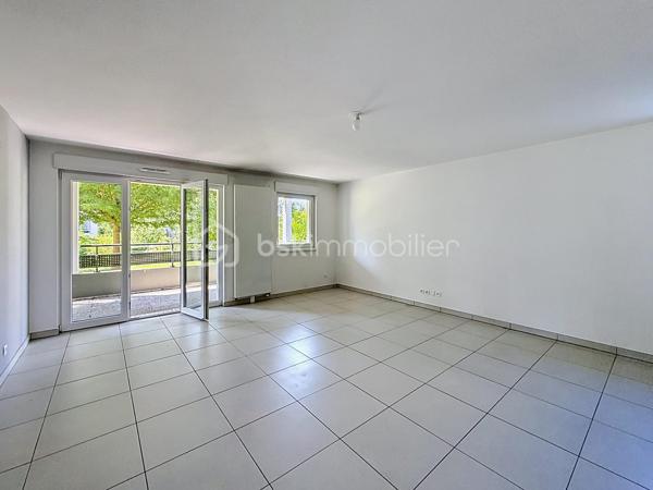 HÉGENHEIM – À deux pas de la Suisse, lumineux 4 pièces avec vaste terrasse, garage et ascenseur

À seulement quelques minutes de Bâle et des principaux axes vers la Suisse, découvrez en exclusivité cet agréable appartement de 84,97 m², situé au sein d'une résidence récente de 2012, parfaitement entretenue.

Dès l'entrée, vous serez séduit par ses volumes généreux et sa belle luminosité. La pièce de vie d'environ 30 m², ouverte sur une cuisine moderne entièrement équipée, offre un espace convivial où il fait bon recevoir famille et amis.

Le véritable atout de cet appartement se révèle à l'extérieur.

Accessible directement depuis le séjour, une spacieuse terrasse couverte, exposée Ouest, prolonge naturellement l'espace de vie. Entièrement située à l'arrière de la résidence, elle bénéficie d'une vue dégagée sur un parc arboré et d'un environnement particulièrement calme, à l'abri des nuisances de la rue. Un véritable espace de détente pour profiter des beaux jours en toute sérénité.

L'espace nuit se compose de trois chambres, d'une salle de bains avec baignoire et fenêtre ainsi que d'un WC indépendant.

Pensé pour offrir un confort de vie au quotidien, l'appartement est accessible aux personnes à mobilité réduite. L'ascenseur dessert également le sous-sol où se trouve le garage fermé, tandis qu'un cellier/cave situé au même niveau que l'appartement apporte un espace de rangement particulièrement pratique.

Les prestations

• Résidence récente (2012)

• 84,97 m² Carrez

• Grande pièce de vie d'environ 30 m²

• Cuisine ouverte entièrement équipée

• 3 chambres

• Terrasse couverte exposée Ouest avec vue sur un parc arboré

• Garage fermé en sous-sol

• Cellier / cave

• Ascenseur

• Accessible PMR

• Fenêtres PVC double vitrage

• Volets roulants électriques

• Porte d'entrée sécurisée

• Interphone

• DPE : C

Un emplacement particulièrement recherché

Hégenheim est une commune très prisée des frontaliers grâce à sa proximité immédiate avec Bâle, les zones d'activités suisses, l'aéroport international et les principaux axes de circulation. Vous profiterez d'un environnement résidentiel agréable tout en restant proche des commerces, des écoles et des services du quotidien.

Un appartement aux prestations actuelles, offrant espace, confort et qualité de vie, idéal pour une famille ou des actifs travaillant en Suisse.