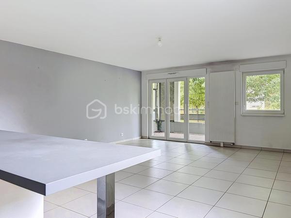 HÉGENHEIM – À deux pas de la Suisse, lumineux 4 pièces avec vaste terrasse, garage et ascenseur

À seulement quelques minutes de Bâle et des principaux axes vers la Suisse, découvrez en exclusivité cet agréable appartement de 84,97 m², situé au sein d'une résidence récente de 2012, parfaitement entretenue.

Dès l'entrée, vous serez séduit par ses volumes généreux et sa belle luminosité. La pièce de vie d'environ 30 m², ouverte sur une cuisine moderne entièrement équipée, offre un espace convivial où il fait bon recevoir famille et amis.

Le véritable atout de cet appartement se révèle à l'extérieur.

Accessible directement depuis le séjour, une spacieuse terrasse couverte, exposée Ouest, prolonge naturellement l'espace de vie. Entièrement située à l'arrière de la résidence, elle bénéficie d'une vue dégagée sur un parc arboré et d'un environnement particulièrement calme, à l'abri des nuisances de la rue. Un véritable espace de détente pour profiter des beaux jours en toute sérénité.

L'espace nuit se compose de trois chambres, d'une salle de bains avec baignoire et fenêtre ainsi que d'un WC indépendant.

Pensé pour offrir un confort de vie au quotidien, l'appartement est accessible aux personnes à mobilité réduite. L'ascenseur dessert également le sous-sol où se trouve le garage fermé, tandis qu'un cellier/cave situé au même niveau que l'appartement apporte un espace de rangement particulièrement pratique.

Les prestations

• Résidence récente (2012)

• 84,97 m² Carrez

• Grande pièce de vie d'environ 30 m²

• Cuisine ouverte entièrement équipée

• 3 chambres

• Terrasse couverte exposée Ouest avec vue sur un parc arboré

• Garage fermé en sous-sol

• Cellier / cave

• Ascenseur

• Accessible PMR

• Fenêtres PVC double vitrage

• Volets roulants électriques

• Porte d'entrée sécurisée

• Interphone

• DPE : C

Un emplacement particulièrement recherché

Hégenheim est une commune très prisée des frontaliers grâce à sa proximité immédiate avec Bâle, les zones d'activités suisses, l'aéroport international et les principaux axes de circulation. Vous profiterez d'un environnement résidentiel agréable tout en restant proche des commerces, des écoles et des services du quotidien.

Un appartement aux prestations actuelles, offrant espace, confort et qualité de vie, idéal pour une famille ou des actifs travaillant en Suisse.