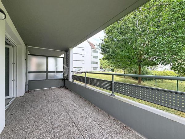HÉGENHEIM – À deux pas de la Suisse, lumineux 4 pièces avec vaste terrasse, garage et ascenseur

À seulement quelques minutes de Bâle et des principaux axes vers la Suisse, découvrez en exclusivité cet agréable appartement de 84,97 m², situé au sein d'une résidence récente de 2012, parfaitement entretenue.

Dès l'entrée, vous serez séduit par ses volumes généreux et sa belle luminosité. La pièce de vie d'environ 30 m², ouverte sur une cuisine moderne entièrement équipée, offre un espace convivial où il fait bon recevoir famille et amis.

Le véritable atout de cet appartement se révèle à l'extérieur.

Accessible directement depuis le séjour, une spacieuse terrasse couverte, exposée Ouest, prolonge naturellement l'espace de vie. Entièrement située à l'arrière de la résidence, elle bénéficie d'une vue dégagée sur un parc arboré et d'un environnement particulièrement calme, à l'abri des nuisances de la rue. Un véritable espace de détente pour profiter des beaux jours en toute sérénité.

L'espace nuit se compose de trois chambres, d'une salle de bains avec baignoire et fenêtre ainsi que d'un WC indépendant.

Pensé pour offrir un confort de vie au quotidien, l'appartement est accessible aux personnes à mobilité réduite. L'ascenseur dessert également le sous-sol où se trouve le garage fermé, tandis qu'un cellier/cave situé au même niveau que l'appartement apporte un espace de rangement particulièrement pratique.

Les prestations

• Résidence récente (2012)

• 84,97 m² Carrez

• Grande pièce de vie d'environ 30 m²

• Cuisine ouverte entièrement équipée

• 3 chambres

• Terrasse couverte exposée Ouest avec vue sur un parc arboré

• Garage fermé en sous-sol

• Cellier / cave

• Ascenseur

• Accessible PMR

• Fenêtres PVC double vitrage

• Volets roulants électriques

• Porte d'entrée sécurisée

• Interphone

• DPE : C

Un emplacement particulièrement recherché

Hégenheim est une commune très prisée des frontaliers grâce à sa proximité immédiate avec Bâle, les zones d'activités suisses, l'aéroport international et les principaux axes de circulation. Vous profiterez d'un environnement résidentiel agréable tout en restant proche des commerces, des écoles et des services du quotidien.

Un appartement aux prestations actuelles, offrant espace, confort et qualité de vie, idéal pour une famille ou des actifs travaillant en Suisse.