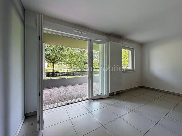 HÉGENHEIM – À deux pas de la Suisse, lumineux 4 pièces avec vaste terrasse, garage et ascenseur

À seulement quelques minutes de Bâle et des principaux axes vers la Suisse, découvrez en exclusivité cet agréable appartement de 84,97 m², situé au sein d'une résidence récente de 2012, parfaitement entretenue.

Dès l'entrée, vous serez séduit par ses volumes généreux et sa belle luminosité. La pièce de vie d'environ 30 m², ouverte sur une cuisine moderne entièrement équipée, offre un espace convivial où il fait bon recevoir famille et amis.

Le véritable atout de cet appartement se révèle à l'extérieur.

Accessible directement depuis le séjour, une spacieuse terrasse couverte, exposée Ouest, prolonge naturellement l'espace de vie. Entièrement située à l'arrière de la résidence, elle bénéficie d'une vue dégagée sur un parc arboré et d'un environnement particulièrement calme, à l'abri des nuisances de la rue. Un véritable espace de détente pour profiter des beaux jours en toute sérénité.

L'espace nuit se compose de trois chambres, d'une salle de bains avec baignoire et fenêtre ainsi que d'un WC indépendant.

Pensé pour offrir un confort de vie au quotidien, l'appartement est accessible aux personnes à mobilité réduite. L'ascenseur dessert également le sous-sol où se trouve le garage fermé, tandis qu'un cellier/cave situé au même niveau que l'appartement apporte un espace de rangement particulièrement pratique.

Les prestations

• Résidence récente (2012)

• 84,97 m² Carrez

• Grande pièce de vie d'environ 30 m²

• Cuisine ouverte entièrement équipée

• 3 chambres

• Terrasse couverte exposée Ouest avec vue sur un parc arboré

• Garage fermé en sous-sol

• Cellier / cave

• Ascenseur

• Accessible PMR

• Fenêtres PVC double vitrage

• Volets roulants électriques

• Porte d'entrée sécurisée

• Interphone

• DPE : C

Un emplacement particulièrement recherché

Hégenheim est une commune très prisée des frontaliers grâce à sa proximité immédiate avec Bâle, les zones d'activités suisses, l'aéroport international et les principaux axes de circulation. Vous profiterez d'un environnement résidentiel agréable tout en restant proche des commerces, des écoles et des services du quotidien.

Un appartement aux prestations actuelles, offrant espace, confort et qualité de vie, idéal pour une famille ou des actifs travaillant en Suisse.