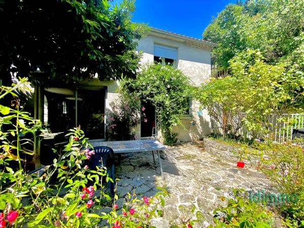 Maison, de caractère en pierre, avec ascenseur et un terrain arboré, proche des commodités à Annonay. Annonay (07100)
