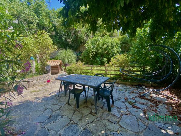 Maison, de caractère en pierre, avec ascenseur et un terrain arboré, proche des commodités à Annonay. Annonay (07100)