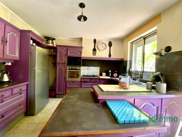 Maison, de caractère en pierre, avec ascenseur et un terrain arboré, proche des commodités à Annonay. Annonay (07100)