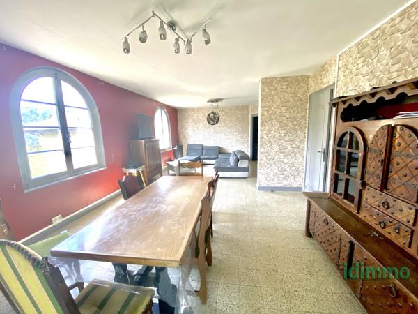 Maison, de caractère en pierre, avec ascenseur et un terrain arboré, proche des commodités à Annonay. Annonay (07100)