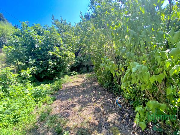 Maison, de caractère en pierre, avec ascenseur et un terrain arboré, proche des commodités à Annonay. Annonay (07100)