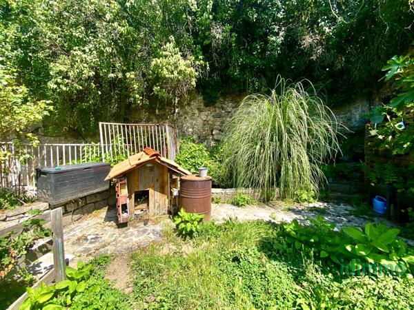 Maison, de caractère en pierre, avec ascenseur et un terrain arboré, proche des commodités à Annonay. Annonay (07100)