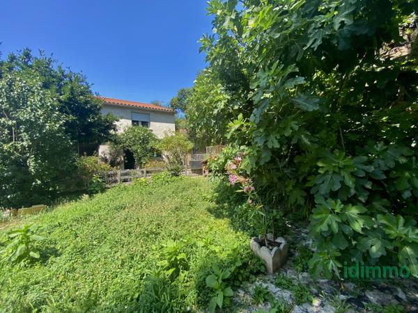 Maison, de caractère en pierre, avec ascenseur et un terrain arboré, proche des commodités à Annonay. Annonay (07100)