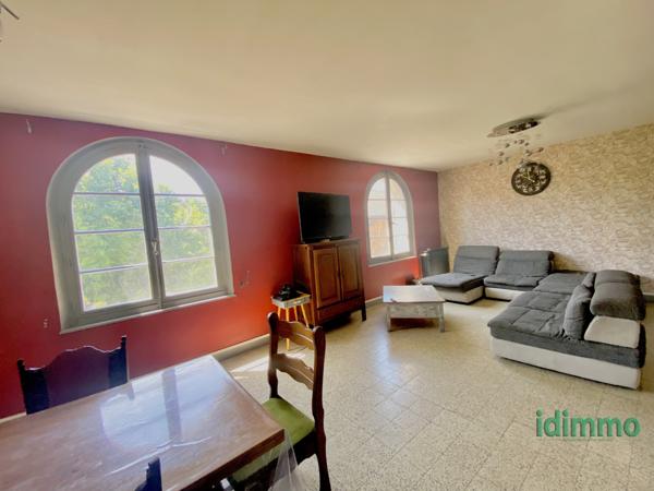 Maison, de caractère en pierre, avec ascenseur et un terrain arboré, proche des commodités à Annonay. Annonay (07100)