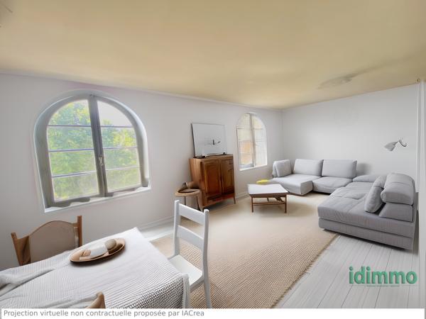 Maison, de caractère en pierre, avec ascenseur et un terrain arboré, proche des commodités à Annonay. Annonay (07100)