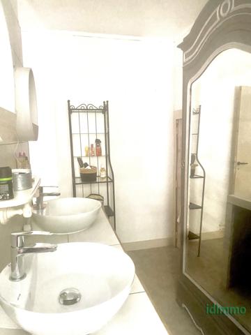 Maison, de caractère en pierre, avec ascenseur et un terrain arboré, proche des commodités à Annonay. Annonay (07100)