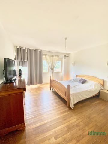 Maison, de caractère en pierre, avec ascenseur et un terrain arboré, proche des commodités à Annonay. Annonay (07100)