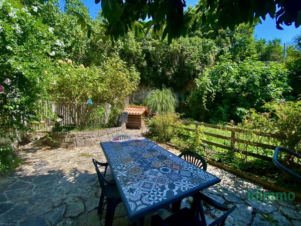 Maison, de caractère en pierre, avec ascenseur et un terrain arboré, proche des commodités à Annonay. Annonay (07100)