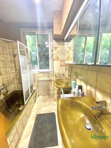 Maison, de caractère en pierre, avec ascenseur et un terrain arboré, proche des commodités à Annonay. Annonay (07100)